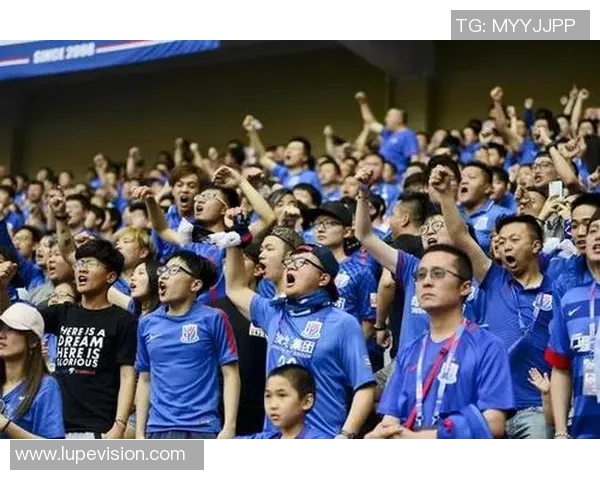 上海足球队比赛经验引发热议球迷对战术选择和球员表现展开激烈讨论 上海足球队比赛经验引发热议球迷对战术选择和球员表现展开激烈讨论