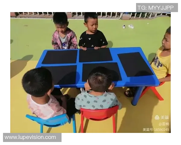 儿童足球明星卫衣助力小球员梦想成真展现运动风采与个性魅力