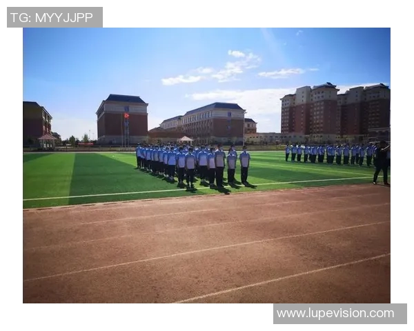 孔迩街小学足球明星闪耀校园赛场展现青春活力与团队精神 孔迩街小学足球明星闪耀校园赛场展现青春活力与团队精神