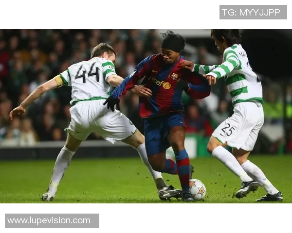 模仿足球明星经典动作视频挑战展现你的球技与创意