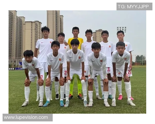 赛后分析:上海足球队与武汉足球队在比赛中的战术意识与表现对比 赛后分析:上海足球队与武汉足球队在比赛中的战术意识与表现对比