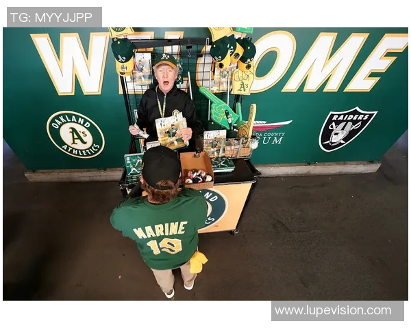 足球明星在比赛中突发昏迷引发关注医疗团队迅速救助球场内外反响热烈