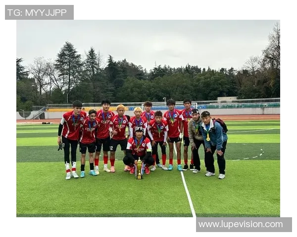 足球明星的女儿在比赛中精彩进球引发全场欢呼与关注 足球明星的女儿在比赛中精彩进球引发全场欢呼与关注